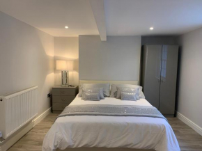 Entirely Refurbished - 4 Bedroomed Terraced Cottage with Garden & WiFi
